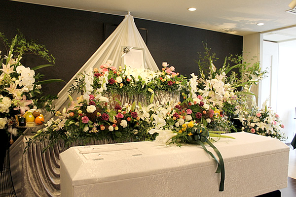 ファミリーホール港南台より棺上花のご案内、施工例