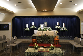 ファミリーホール港南台、西寺尾会堂1日家族葬プラン・生花祭壇設置例