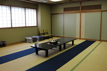 ファミリーホール港南台、西寺尾会堂1日家族葬プラン・ご親族控室