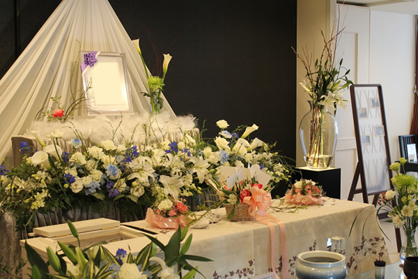 ファミリーホール港南台より棺上花のご案内、施工例