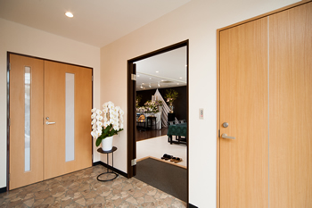 ファミリーホール港南台の玄関