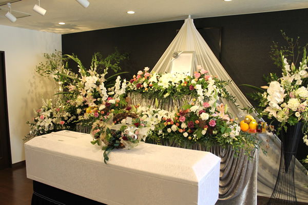 ファミリーホール港南台より棺上花のご案内、施工例