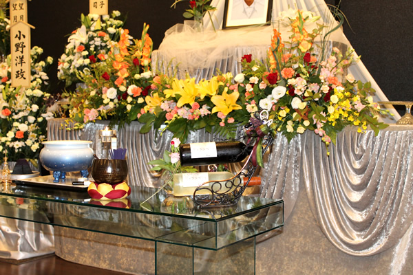 ファミリーホール港南台、供物ワイン施工例