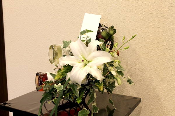 ファミリーホール港南台、供物ワイン2本生花アレンジメント12,100円