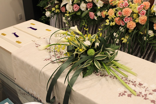 ファミリーホール港南台より棺上花のご案内、結13,200円