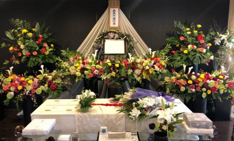 ファミリーホール港南台、オリジナルの花祭壇ご利用例