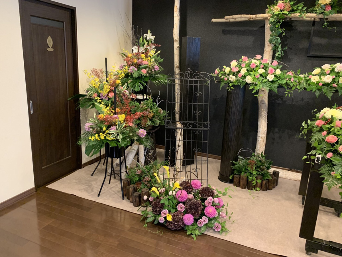 ファミリーホール港南台、オリジナルの花祭壇ご利用例